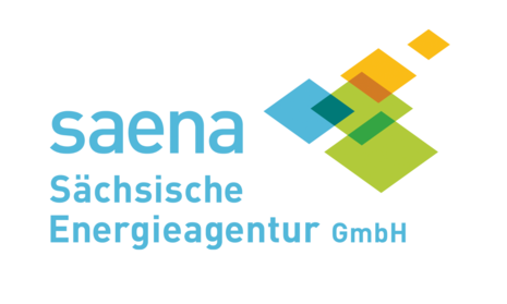 Das Bild zeigt ein Logo mit dem Text »saena Sächsische Energieagentur GmbH« und mehreren farbigen Rechtecken