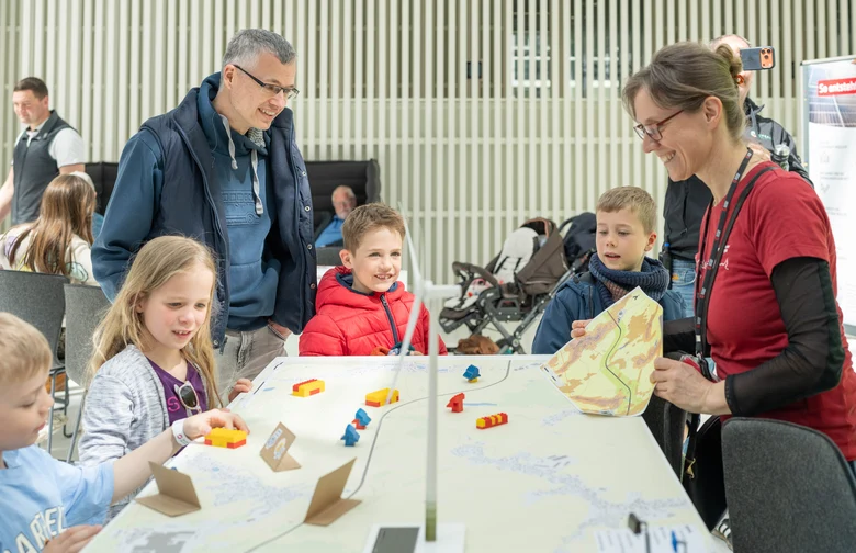 Kinder und ein Mann bei der Auftaktveranstaltung zu den Sächsischen Energietagen 2026.