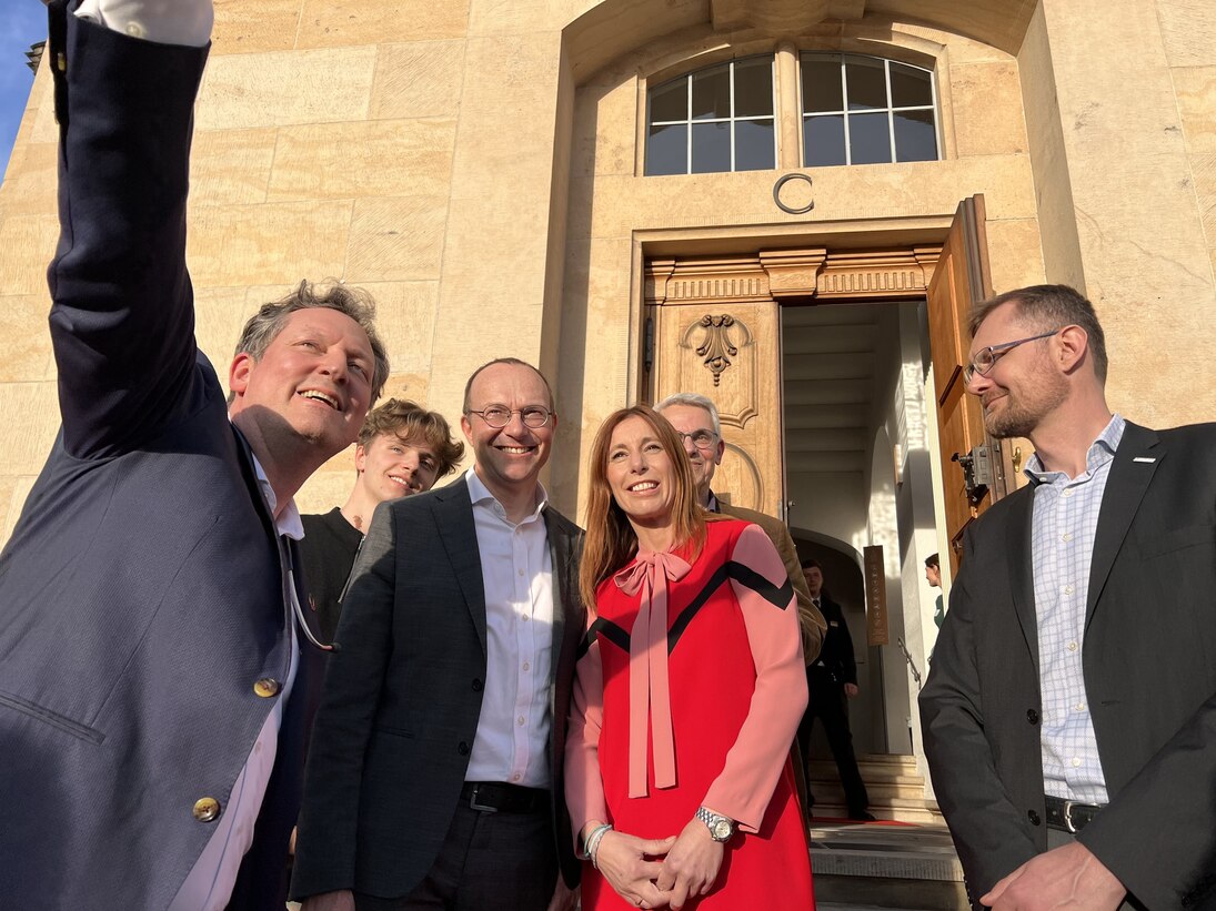 Eine Gruppe von Personen nimmt ein Selfie mit dem Smartphone auf