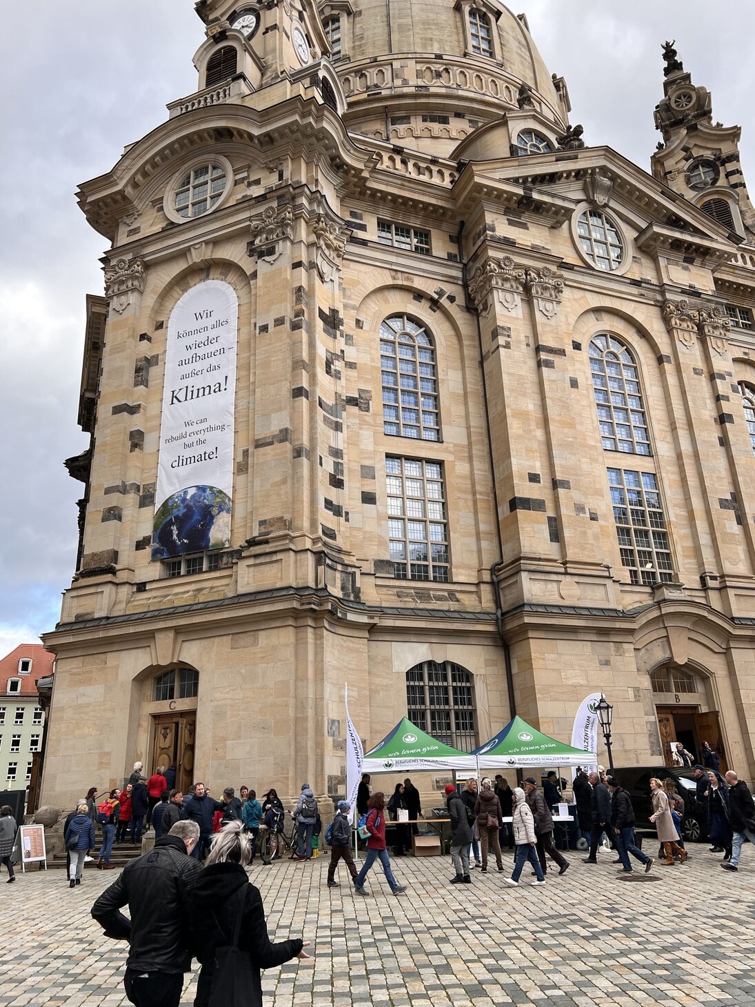 Foto vom Vorplatz der Frauenkirche Dresden zum Familientag »Energie neu gedacht«