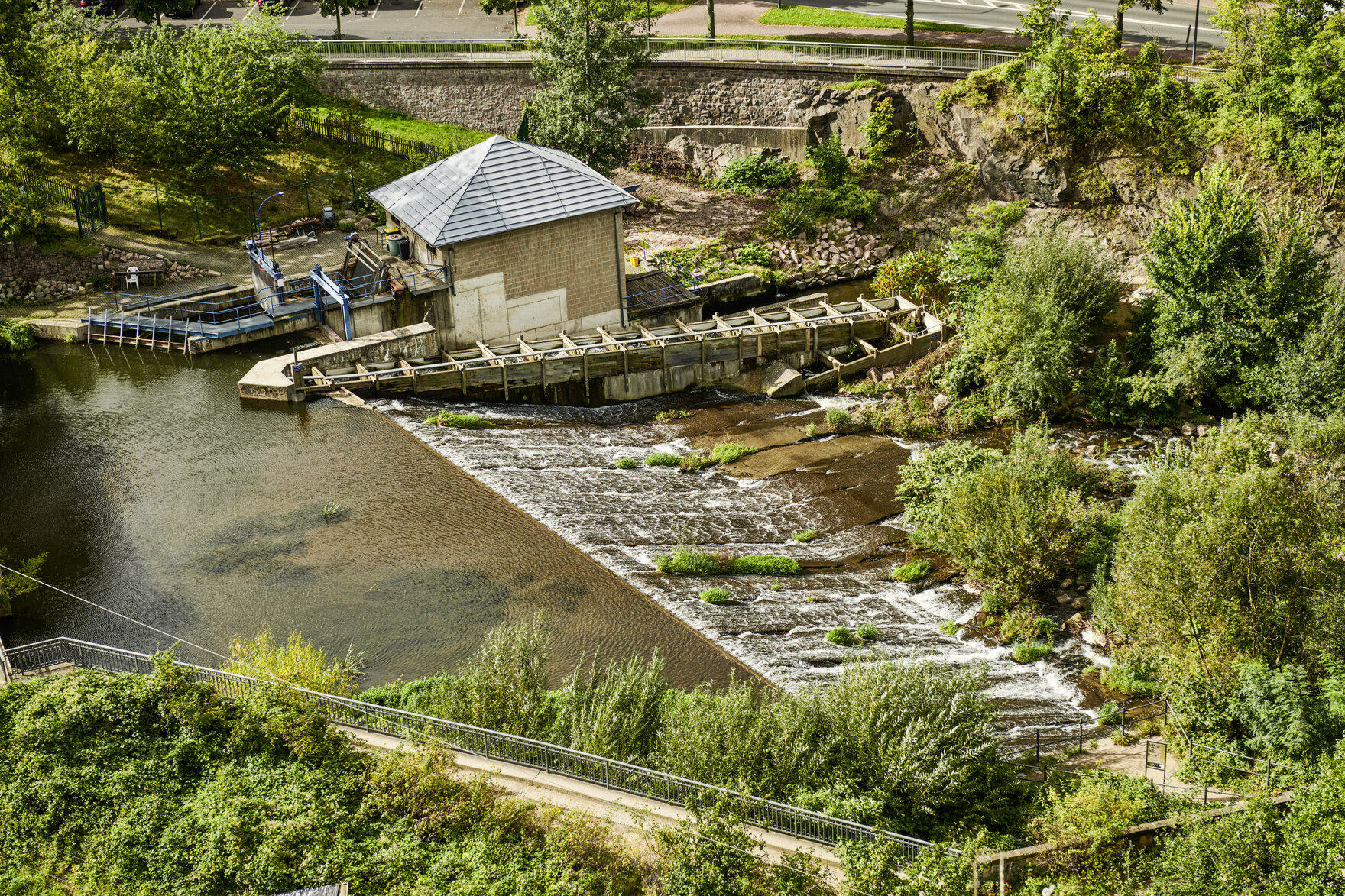 Das Bild zeigt eine Wasserkraftanlage in einem Fließgewässer.