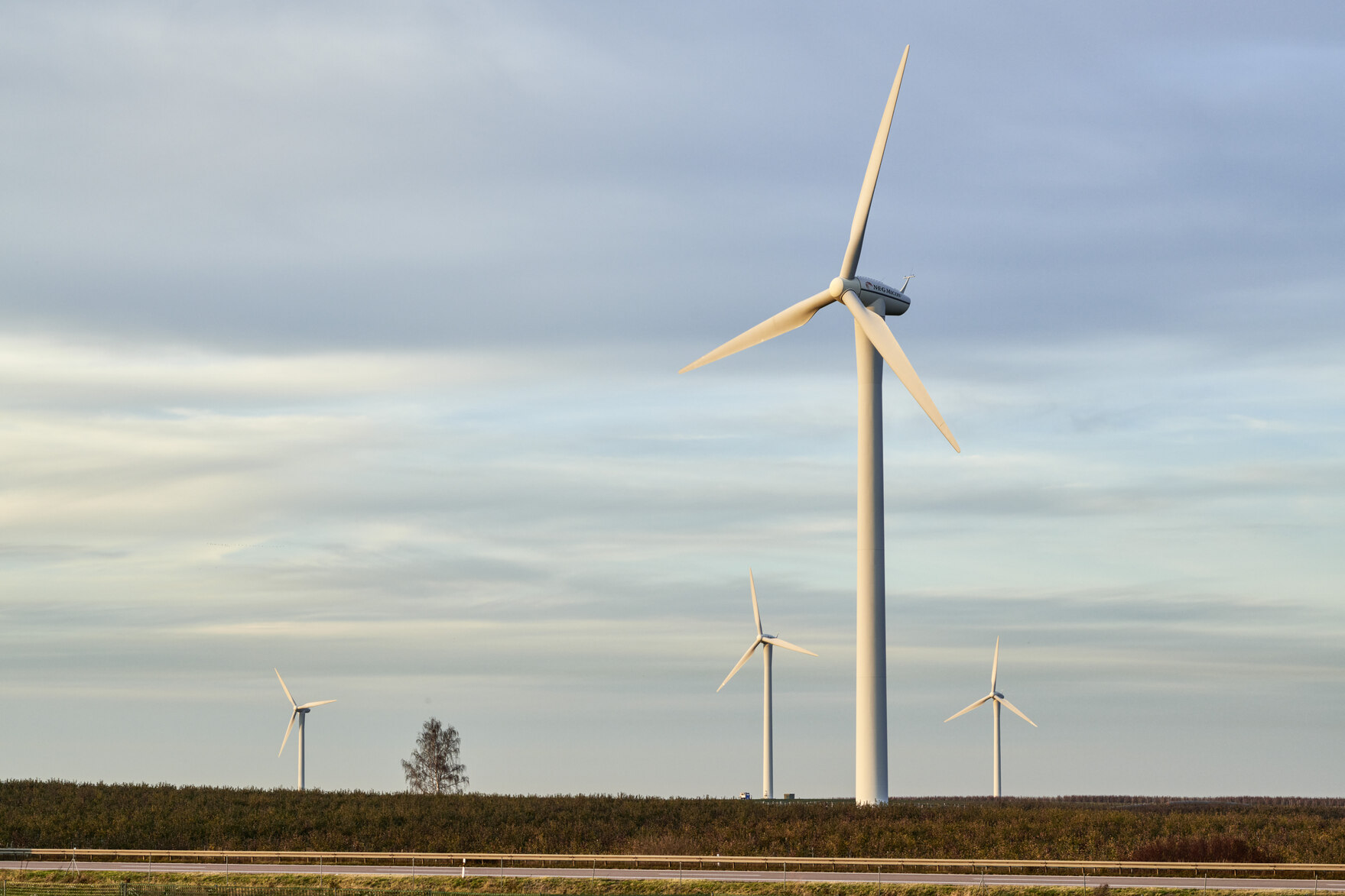 Das Bild zeigt eine Windkraftanlage