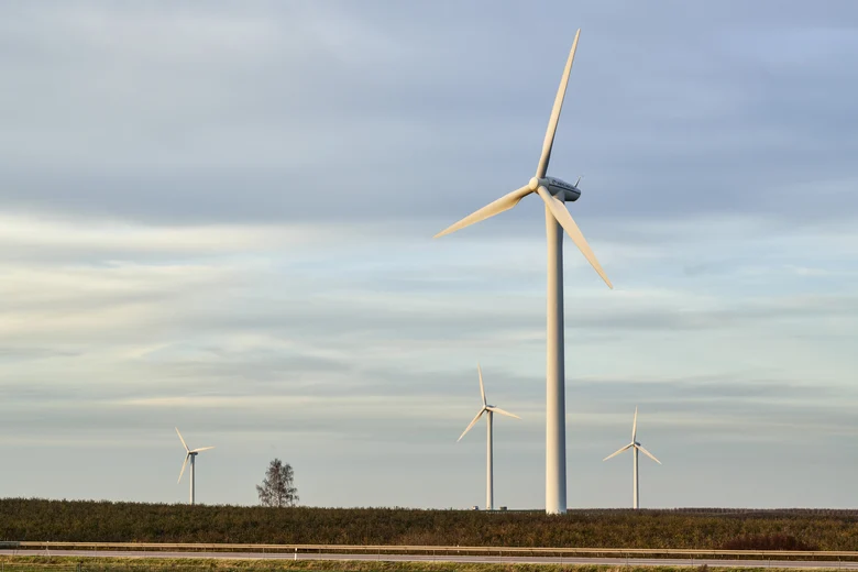 Das Bild zeigt eine Windkraftanlage