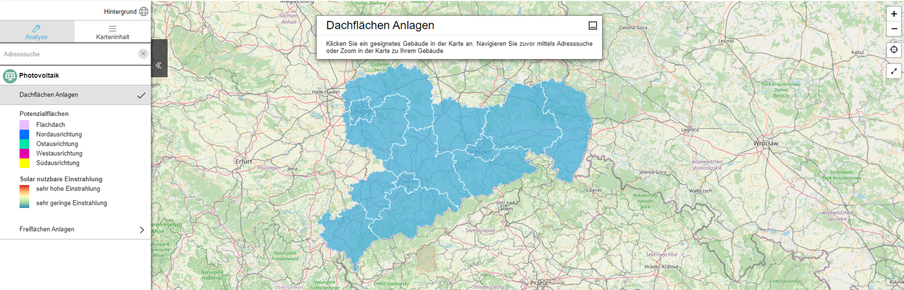 Screenshot der interaktiven Kartenanwendung »Solarkataster Sachsen«: Die Karte zeigt das Bundesland Sachsen blau markiert. Im Menü der Anwendung können Filter zur Solartechnologie und Fläche ausgewählt werden. 