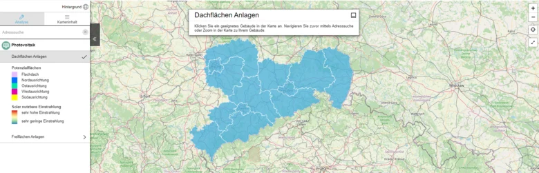 Screenshot der interaktiven Kartenanwendung »Solarkataster Sachsen«: Die Karte zeigt das Bundesland Sachsen blau markiert. Im Menü der Anwendung können Filter zur Solartechnologie und Fläche ausgewählt werden. 