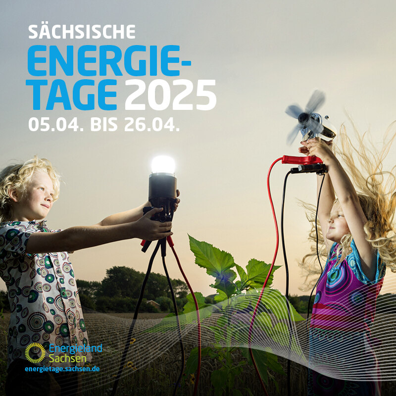 Sächsische Energietage 2025: Titelfoto. Ein Kind hält ein kleines Windrad, ein zweites Kind hält eine leuchtende Glühbirne. Aufschrift: Neue Energien für Sachsen. Praxis. Mehrwert. Erleben. Sächsische Energietage 2025 05.04. bis 26.04.